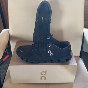 All black size 10 ON Coudtec mens shoes.